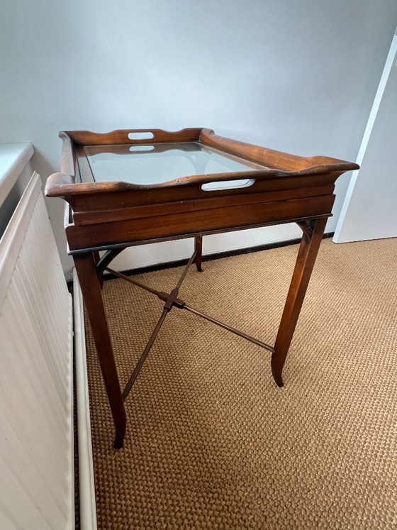 Image 1 of Antieke bijzettafel met afneembaar glazen dienblad