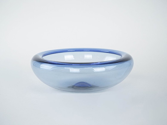 Image 1 of Bol de cristal azul, diseño danés, década de 1960, fabricado por Holmegaard.