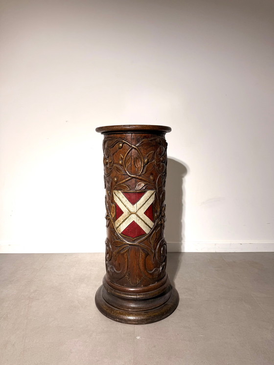 Socle héraldique en chêne sculpté du XVIIIe siècle – Tables d'appoint (photo 6 of 7)