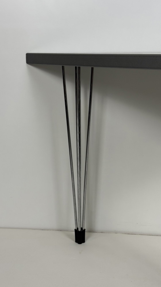 Image 1 of Table d'angle/d'appoint Pin Age grise, design danois, Arne Jacobsen