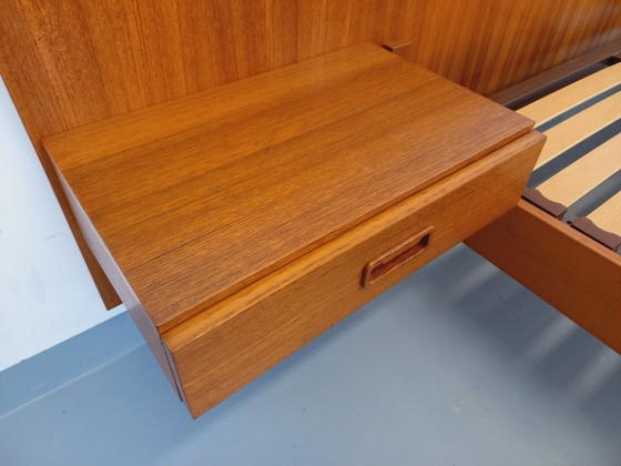 Image 1 of Letto matrimoniale vintage scandinavo in teak degli anni '60 con comodini integrati e base a doghe.