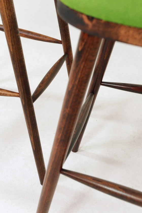 Image 1 of Set van twee beukenhouten krukjes uit het midden van de 20e eeuw | Groene wollen bekleding | Scandinavische stijl