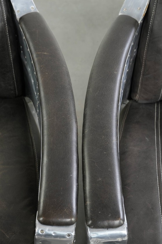 Image 1 of 2x robuste, industrietaugliche Sessel im Aviator-Design aus schwarzem Rindsleder mit Aluminiumverzierungen und Nieten