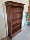 Libreria classica con 2 cassetti, dimensioni: 100x35 cm e 185 cm di altezza.