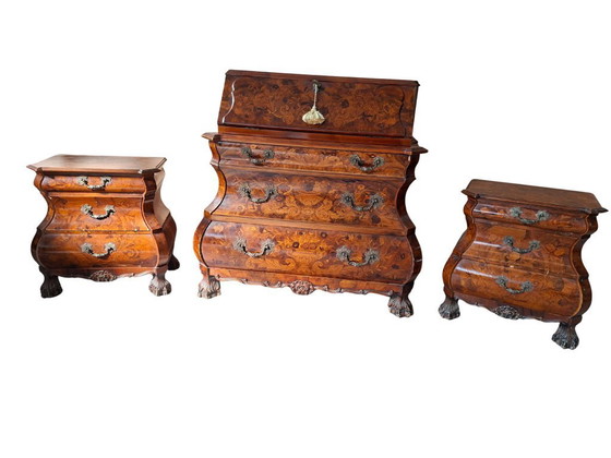 Image 1 of Niederländisches Barock-Triptychon aus den 1920er Jahren – Klappschrank und zwei eingelegte Nachttische