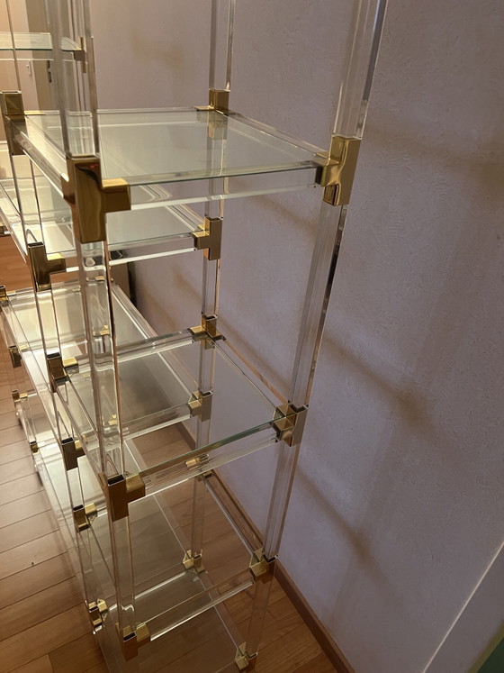 Estantería Hollywood Regency atribuida a Charles Hollis Jones, c. 1970 – Vitrinas, Brass, Plexiglass (photo 3 of 4)