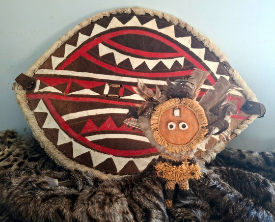 Image 1 of Afrikaanse tribale kunst: Maasai-schild en Pende-ritueelfiguur - Decoratie