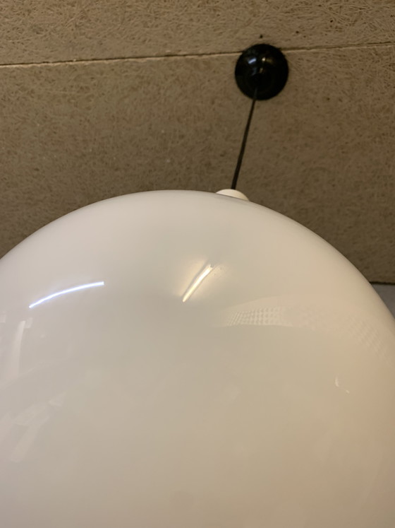 Image 1 of Glanzende witte opalen bol van Aldenkamp, Apeldoorn.