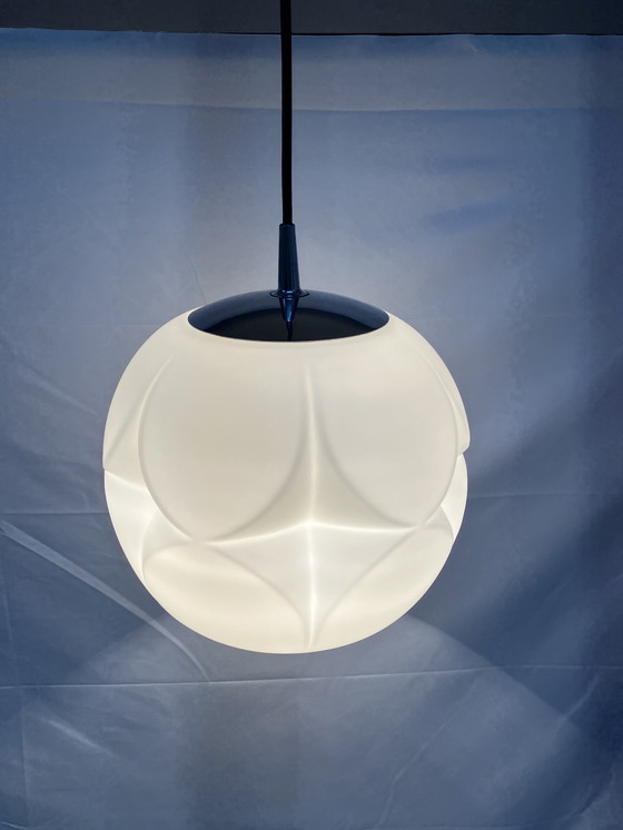 Image 1 of Vintage Peill & Putzler artisjok opaline hanglamp 1960