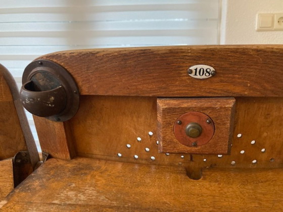 Image 1 of 3 Auktionsstühle mit Klapptisch an der Rückenlehne