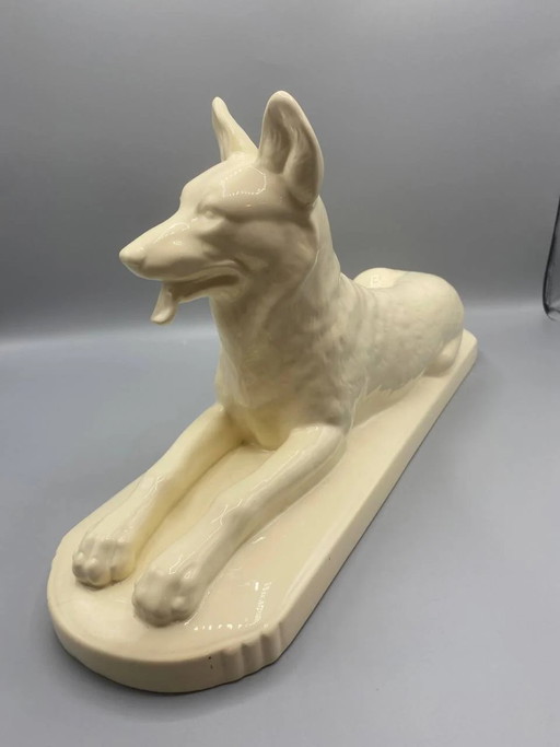 Lying German Shepherd in ivory enameled ceramic, Digoin Sarreguemines, Art Deco – decoratieve objecten (photo 2 of 6)