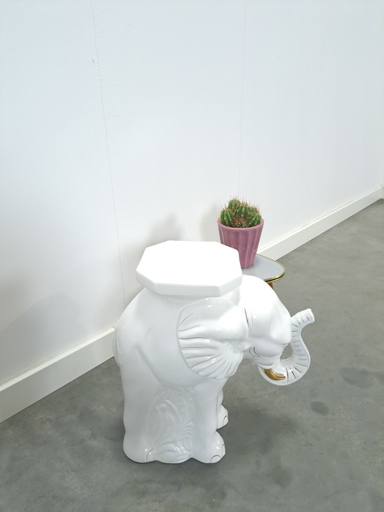 Image 1 of Mesa de planta grande de porcelana blanca y dorada con forma de elefante