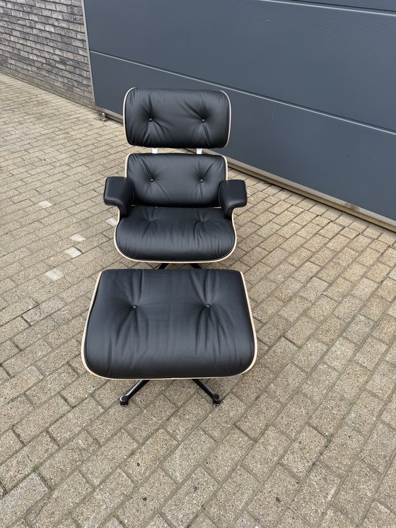Image 1 of Poltrona lounge Vitra Eames XL + poggiapiedi, in pregiata pelle nera e palissandro Santos. NUOVA!!