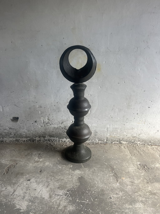 Gehamerde koperen totem sculptuur, 127cm