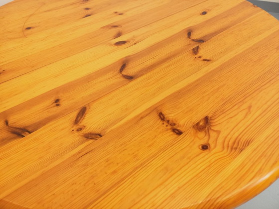 Image 1 of Vintage Scandinavian round dining table by Rainer Daumiller in pine from the 1960s/70s with extensions