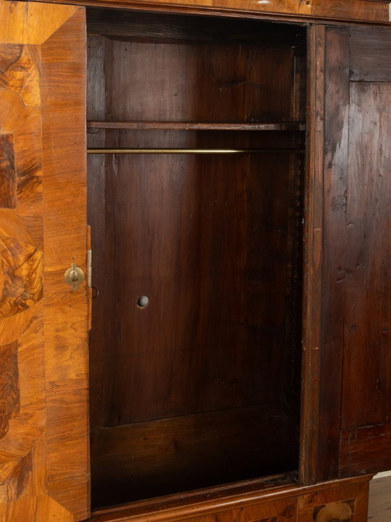 Image 1 of Armoire baroque en noyer, vers 1760