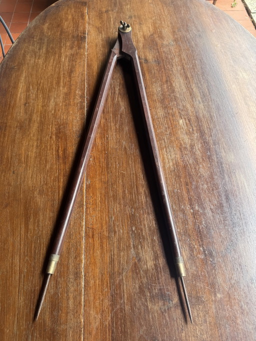 Rare grand compas d’atelier ancien – Michelin & Cie – Acajou – 82 cm – decoratieve objecten, Wood