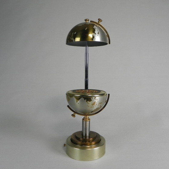 Image 1 of Vintage wereldbol als sigarettenhouder,met muziekdoos, Windmill, jaren 60