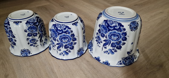 Image 1 of Exclusive set of 3 hand-painted Delft Blue cachepots – Holland