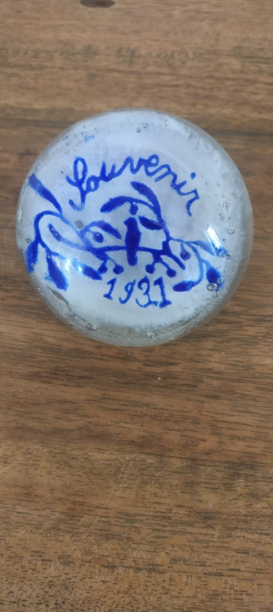 Image 1 of Presse-papier provenant de France, offert en cadeau de mariage en 1931.