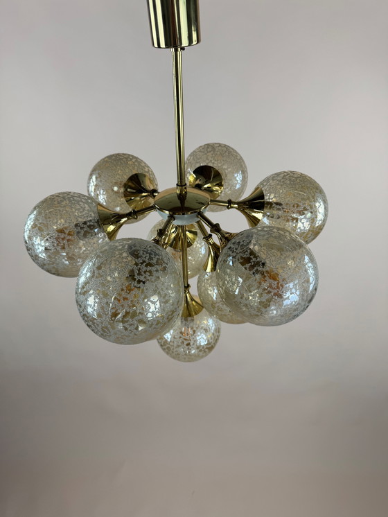 Image 1 of Superbe lustre en laiton et verre ambré des années 1970 - L'élégance de l'ère spatiale
