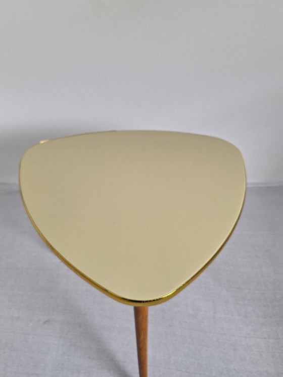 Table basse/d'appoint triangulaire vintage des années 1950 – Tables d'appoint, Wood, Metal (photo 4 of 7)