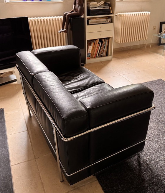 Image 1 of Divano a due posti, Le Corbusier in pelle nera (edizione Cassina), primi anni 2000