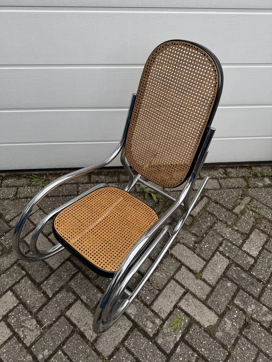 Image 1 of Sedia a dondolo vintage in stile Marcel Breuer con struttura cromata e seduta in vimini.