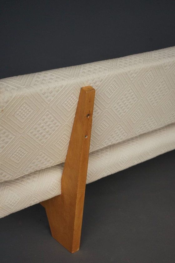 Image 1 of Compacte designbank uit de jaren 60 met houten onderstel in de stijl van Pastoe