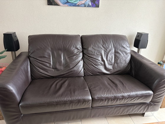 Sofá Montel de 2,5 plazas, de piel auténtica marrón con respaldo ajustable. – Montèl, Leather, Metal (photo 2 of 6)