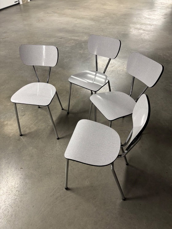 Image 1 of Conjunto de mesa y 4 sillas de fórmica + taburete