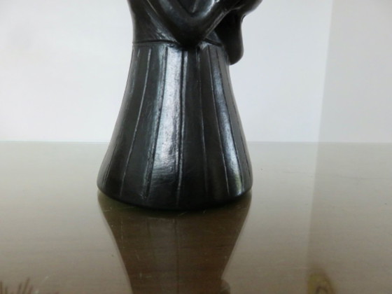 Image 1 of Ceramica nera opaca raffigurante una figura femminile tribale.