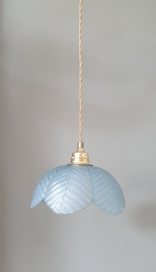 lampada a sospensione in vetro francese vintage a forma di fiore. Vetro blu e bianco.