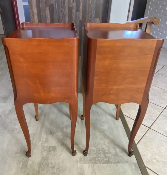 Image 1 of Zwei Nachttische im Stil Louis XV mit Schubladen und einer Nische