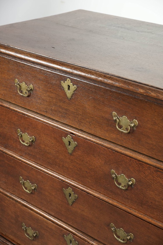 Image 1 of Zeer mooie antieke Engelse 17e eeuwse eikenhouten commode/ ladekast met origineel beslag en bolpoten