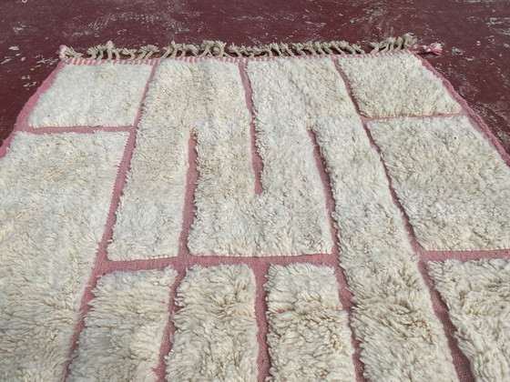 Image 1 of Beni Ourain tapijt 246x160 cm – Crème & roze geometrisch Marokkaans wollen tapijt – Handgemaakt Berber tapijt