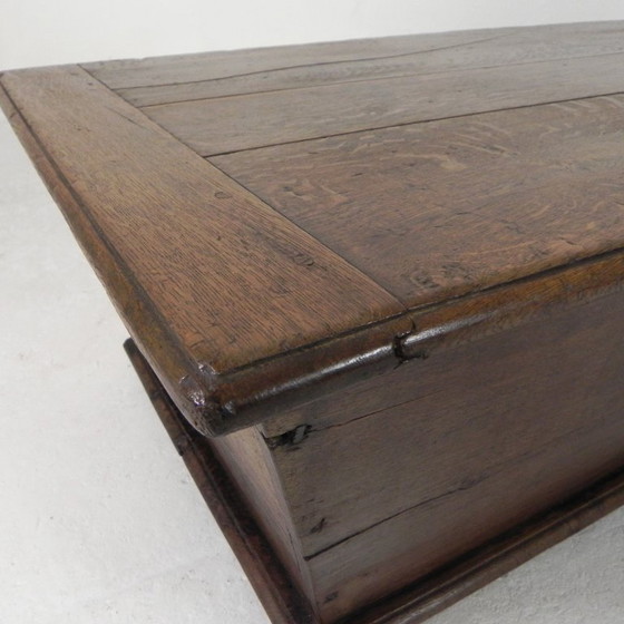 Image 1 of Alte Eichentruhe, Trog, Deckentruhe aus dem 19. Jahrhundert