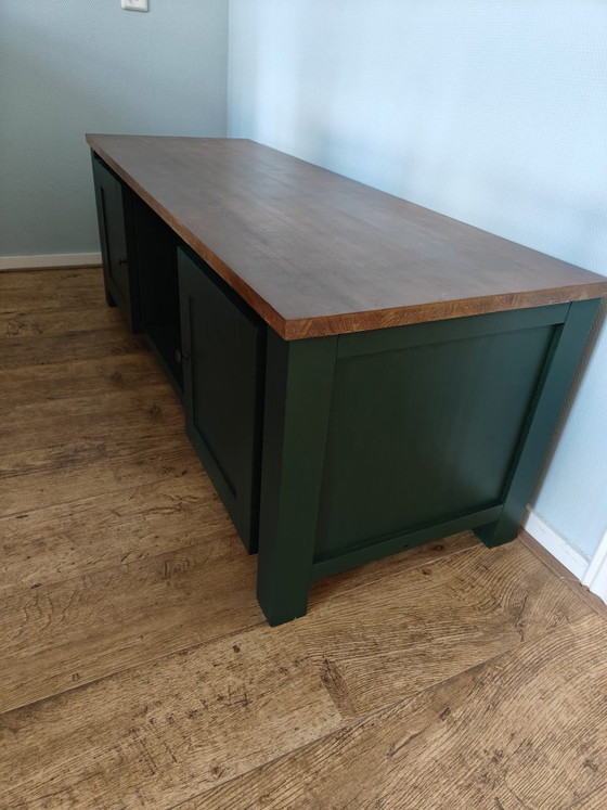 Image 1 of Mueble de TV de estilo rústico en color verde oscuro con tapa de madera maciza.