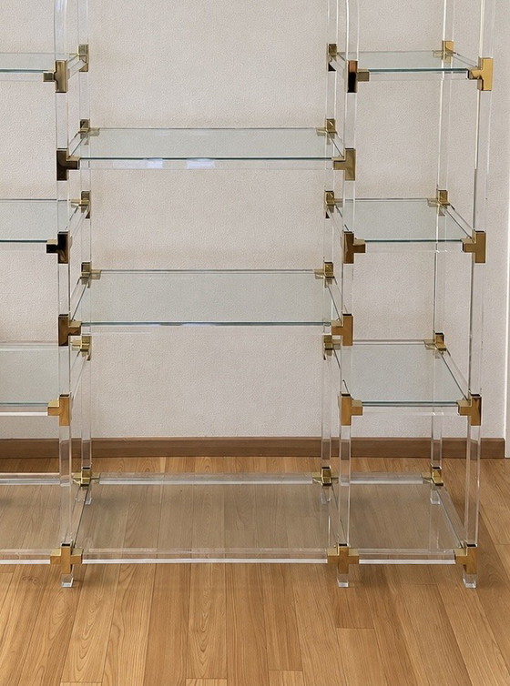Estantería Hollywood Regency atribuida a Charles Hollis Jones, c. 1970 – Vitrinas, Brass, Plexiglass (photo 4 of 4)