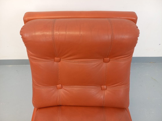Image 1 of Vintage Roche Bobois-fauteuil in chroom en tegelkleurig leer uit de jaren 70.