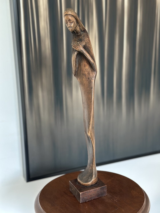 Image 1 of Sculpture religieuse moderne en bois – Figure stylisée de la Vierge (XXe siècle)