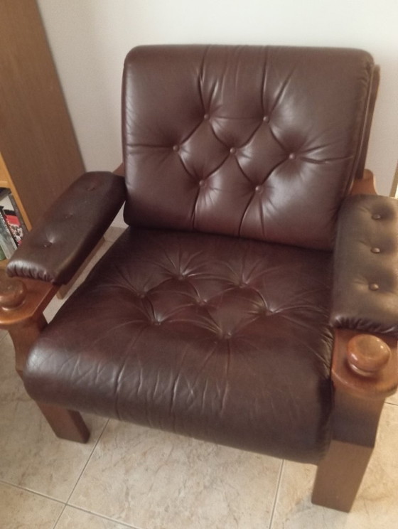 Mid-Century Brown Leather Living Room Suite | 3-Seater Sofa & 2 Armchairs – 3-5 seaters, Wood (photo 3 of 5)
