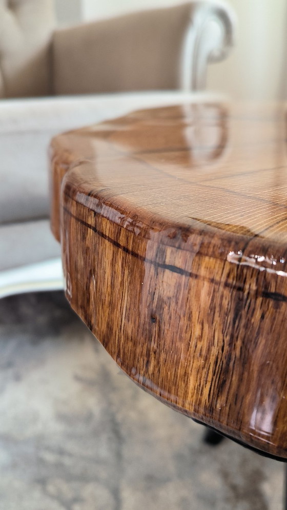 Image 1 of Table basse artisanale en bois d'orme : résine époxy noire, mobilier rustique moderne