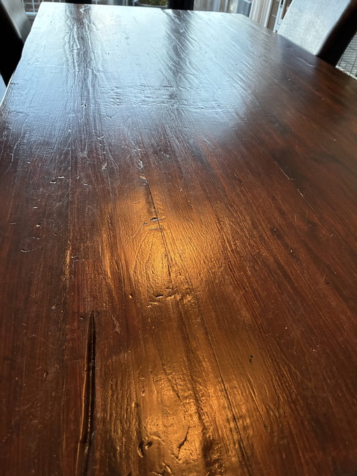 Solid hardwood dining table - Robust and sturdy