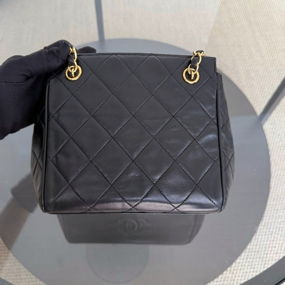 Image 1 of Chanel Clutch mit Kette – Gestepptes Lammleder, Schwarz, 24-karätige Goldbeschläge, Serie 3