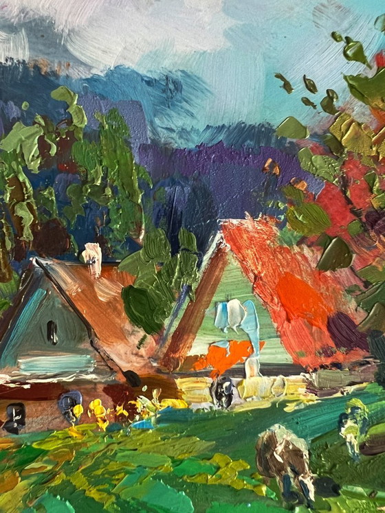 Image 1 of Mucche al pascolo nel villaggio