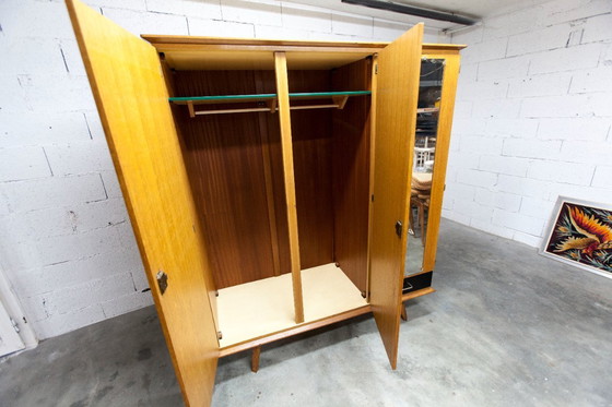 Image 1 of Französischer Kleiderschrank mit geschwungenen Beinen, 3 Türen, 1 Spiegel (27 x 130 cm) und 1 Schublade