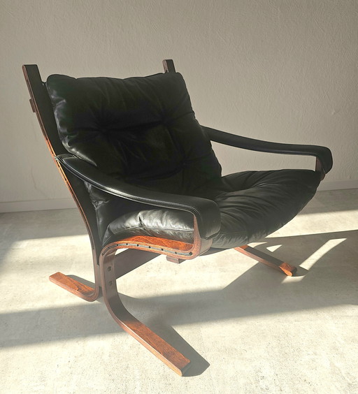 Ontwerpen uit het midden van de 20e eeuw, waarschijnlijk de "Siesta" fauteuil.
