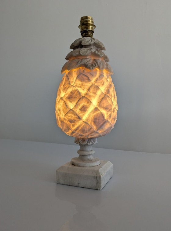 Image 1 of Lampe de table Art Déco en albâtre sculpté à la main en forme d'ananas, France, Paris, années 1930
