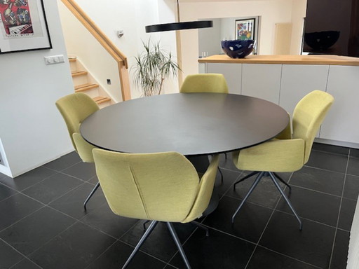 MDF Italia design eettafel met 4 Mobitec draaibare stoelen
